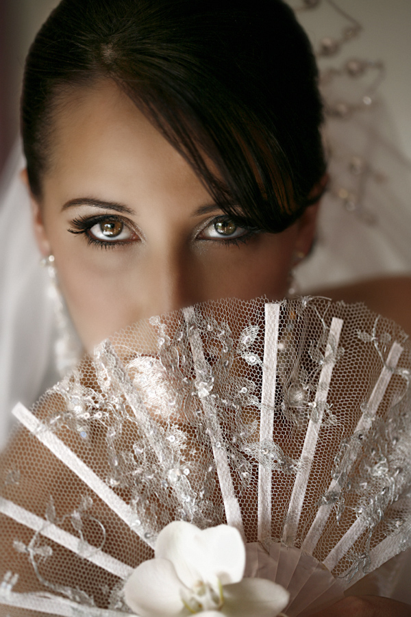 Georgous bride with white veil - wedding photo by Jerry Ghionis